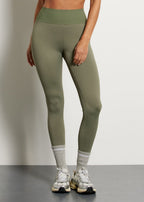 Conjunto Supreme: De R$709,60 por R$567,68 (Camiseta e Legging)