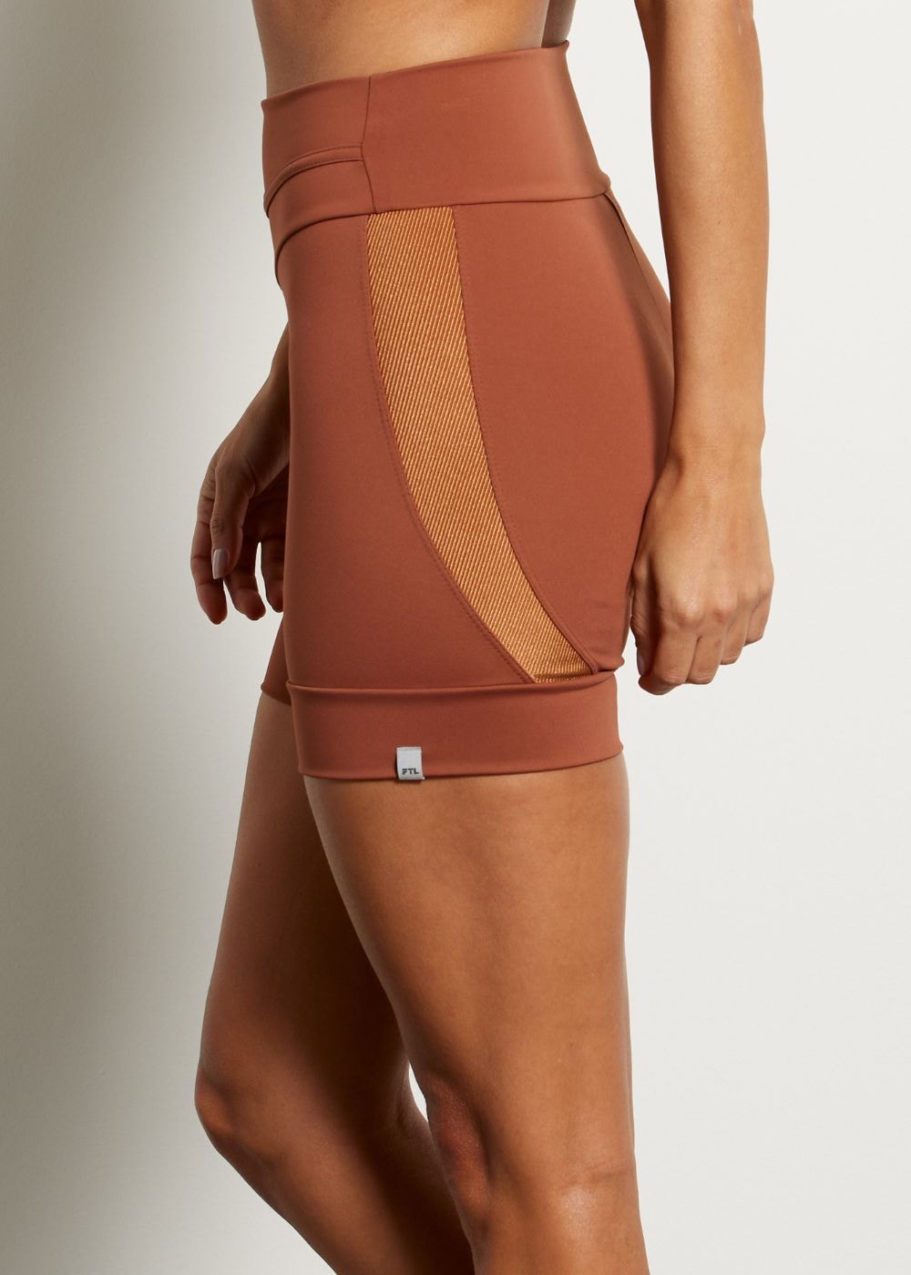 SHORT COM RECORTES MOTION AR